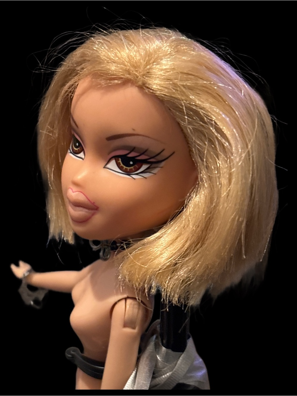 2001 Bratz Original Chloe Blonde Fashion Doll with Pink Makeup - Picture 8 of 13